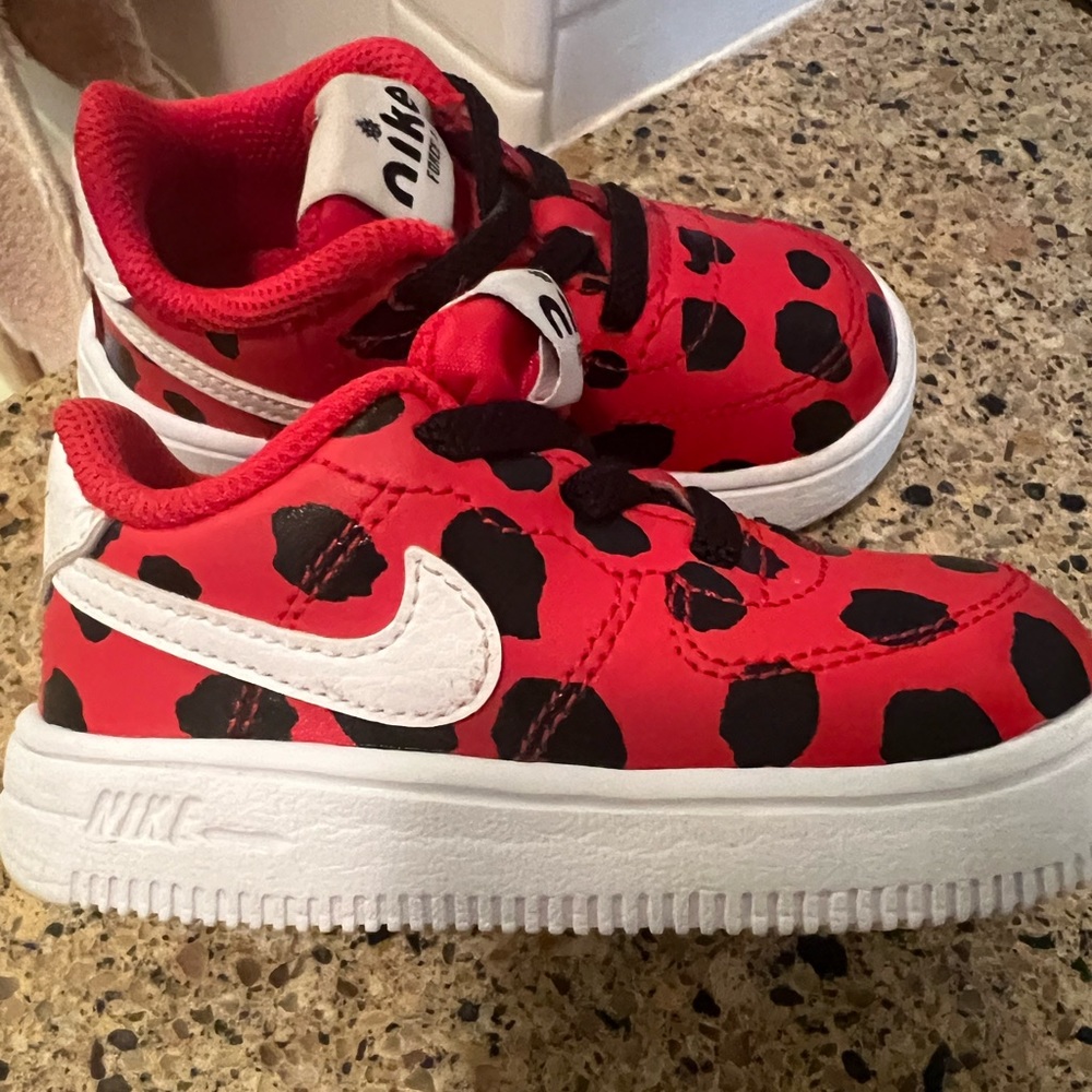 Nike Lady Bugs Sneakers